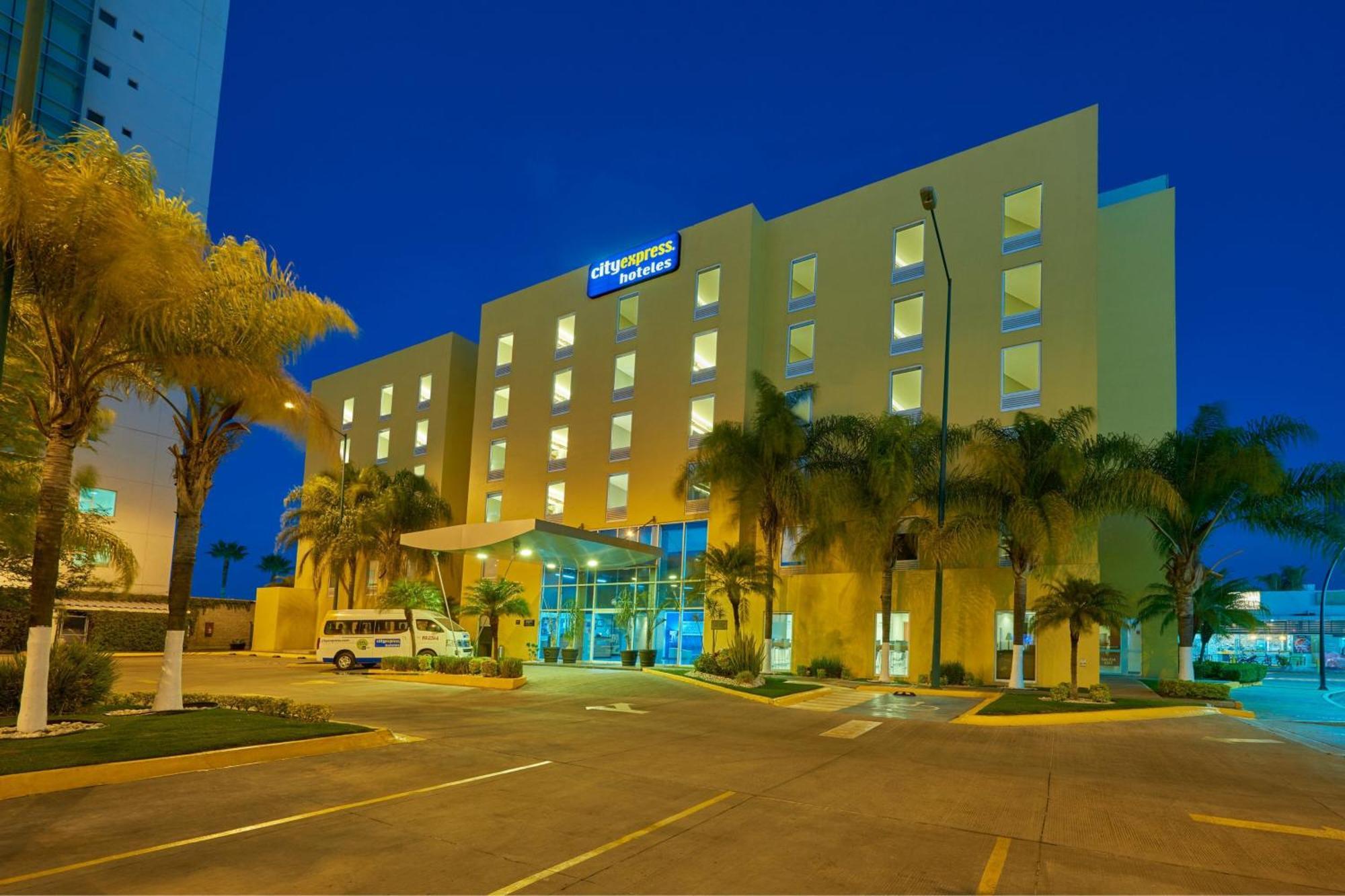 City Express By Marriott Irapuato Hotel Exterior photo