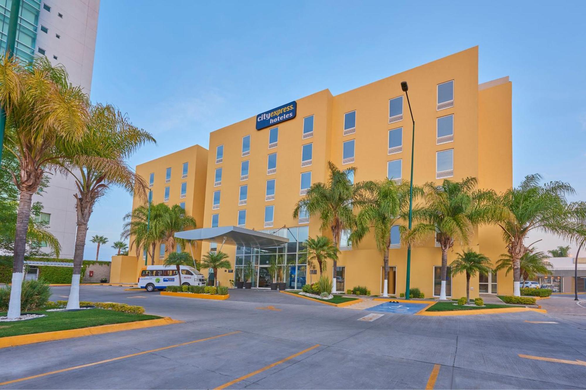 City Express By Marriott Irapuato Hotel Exterior photo