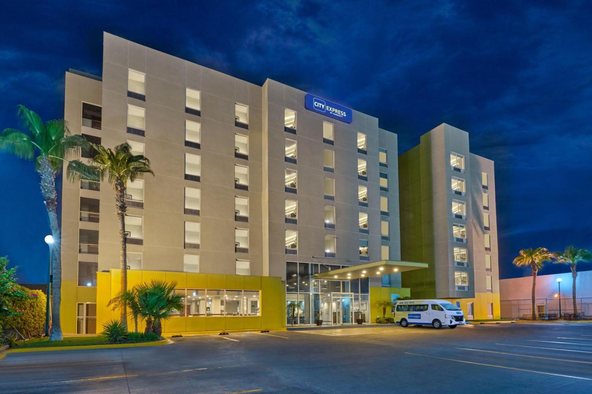 City Express By Marriott Irapuato Hotel Exterior photo